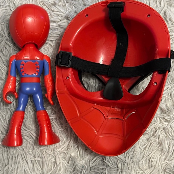 Spider-Man Mask and Action Figure Set - Picture 3 of 3